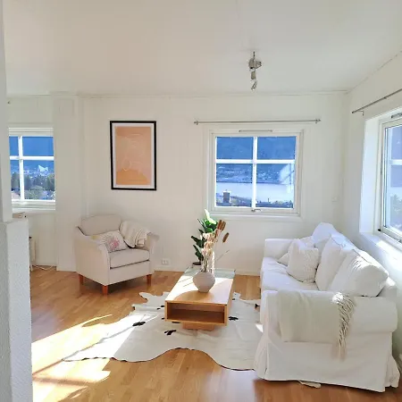 Warm And Cozy With Panoramic View Above The Center *