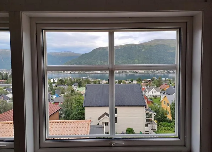 Warm And Cozy With Panoramic View Above The Center 特罗姆瑟